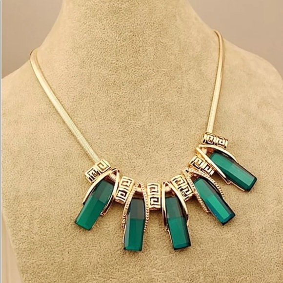 Jewelry - Beautiful green stone statement necklace.